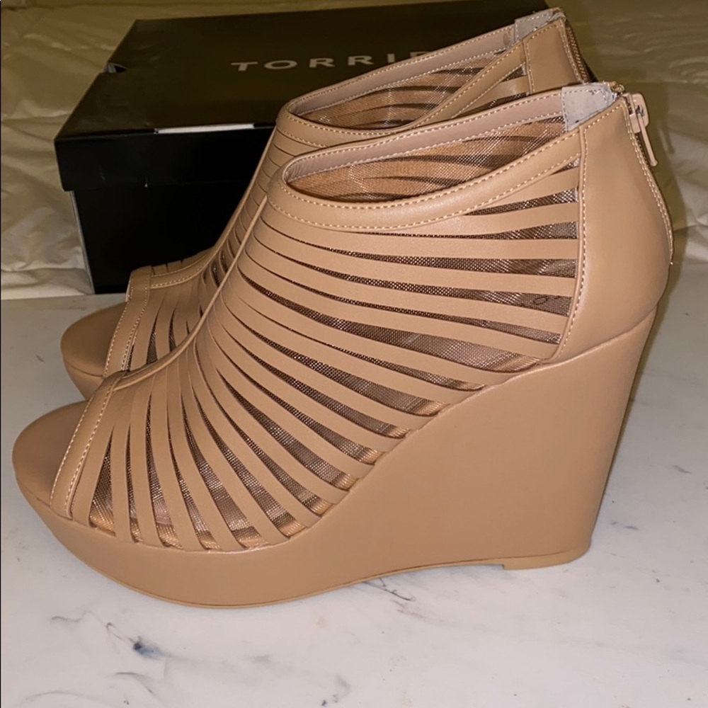 Size 11w nude wedge